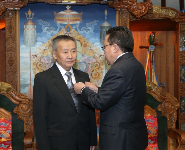 Хүүхдийн зохиолч, МУСГЗ Ж.Дашдондогт Төрийн соёрхол хүртээв